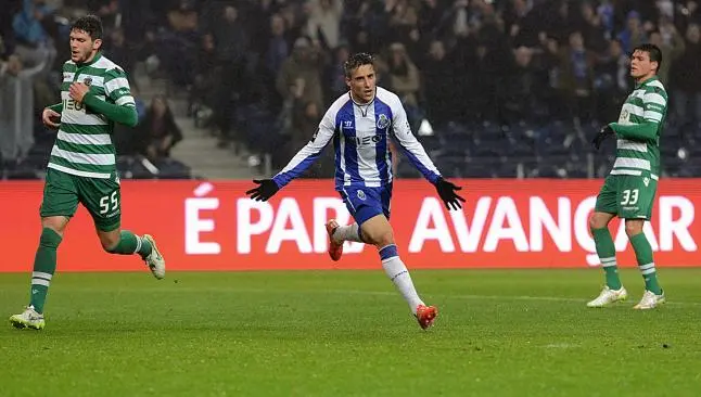 Cristian Tello festeja uno de sus goles contra el Sporting | PORTO