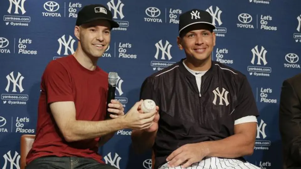 Aficionado entrega a A-Rod la pelota de su hit 3 mil