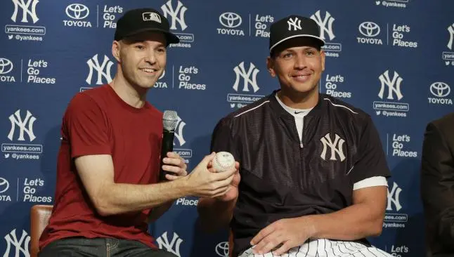 Aficionado entrega a A-Rod la pelota de su hit 3 mil