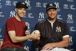 Aficionado entrega a A-Rod la pelota de su hit 3 mil