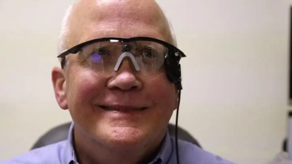 Hombre recupera la vista con ojo biónico