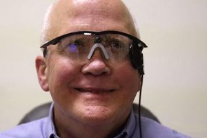 Hombre recupera la vista con ojo biónico