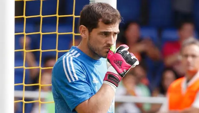 Iker Casillas calienta previo al partido contra el Villarreal | AP