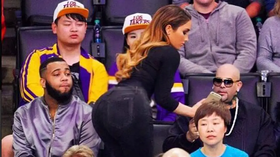 Aficionada opaca juego de los Lakers