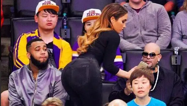 Aficionada opaca juego de los Lakers
