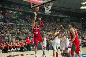 Entrenador de EU destaca a Gustavo Ayón