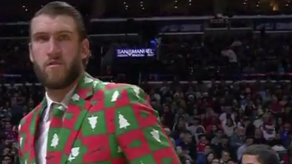 El traje más llamativo de la NBA: el de Spencer Hawes, estilo navideño