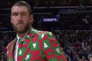 El traje más llamativo de la NBA: el de Spencer Hawes, estilo navideño