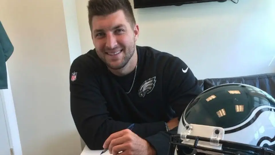 Tim Tebow firma contrato con las Águilas de Filadelfia
