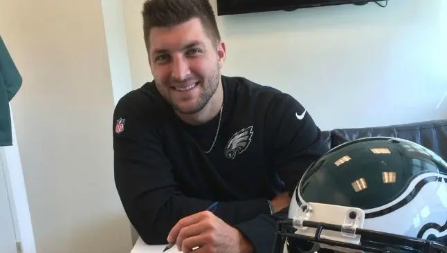 Tim Tebow firma contrato con las Águilas de Filadelfia