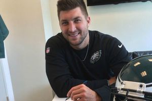 Tim Tebow firma contrato con las Águilas de Filadelfia