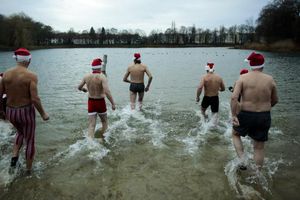 Nadadores alemanes desafían el frío lago Oranke