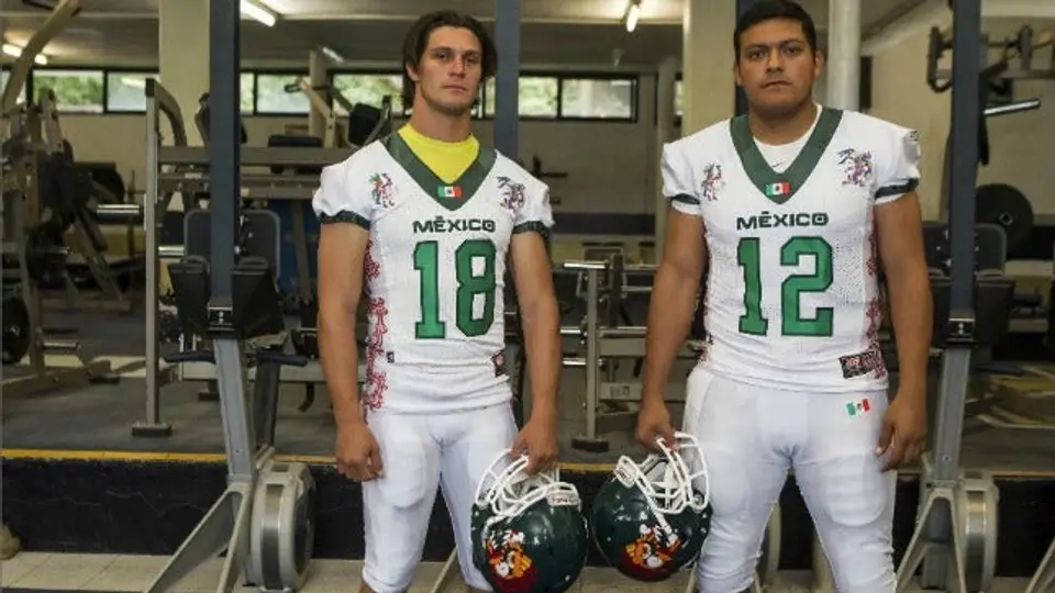 Tri de futbol americano presume uniforme para el Campeonato Mundial