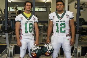 Tri de futbol americano presume uniforme para el Campeonato Mundial