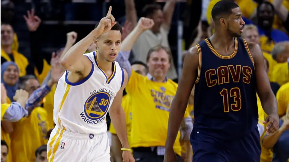 Warriors da primer golpe a Cavaliers en vibrante inicio de Finales