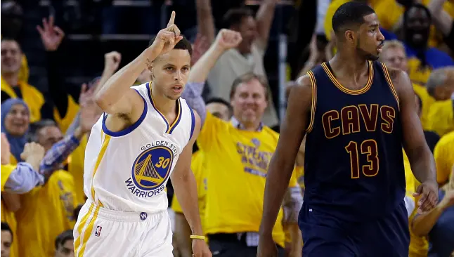 Warriors da primer golpe a Cavaliers en vibrante inicio de Finales
