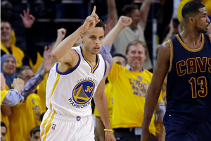 Warriors da primer golpe a Cavaliers en vibrante inicio de Finales