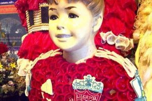 Aficionado crea jersey del Liverpool con condones