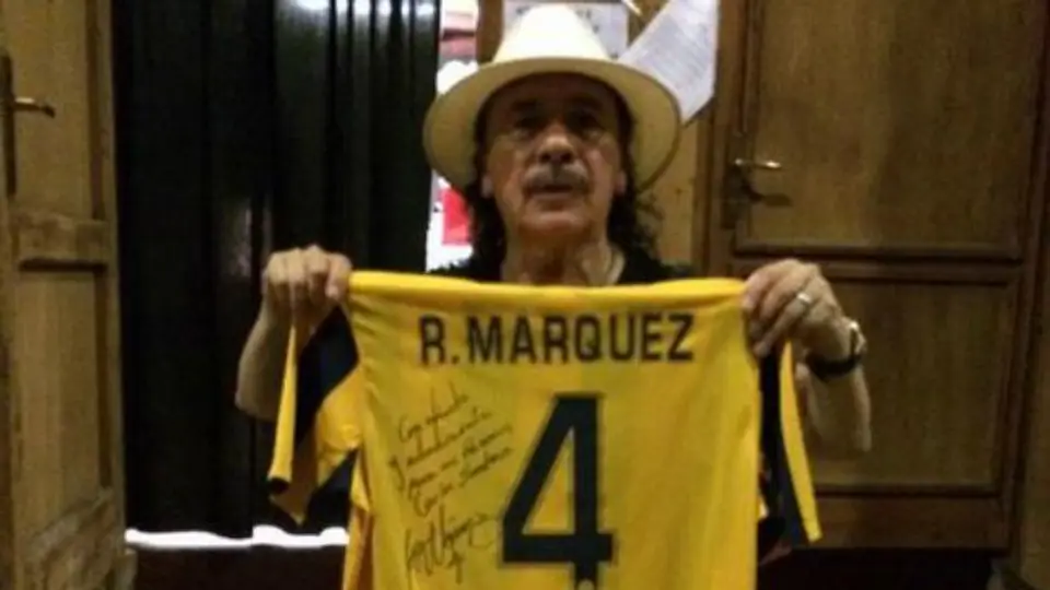 Rafael Márquez regala playera autografiada a Carlos Santana