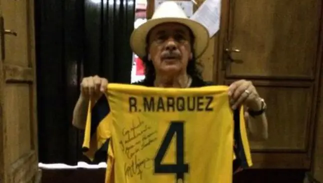 Rafael Márquez regala playera autografiada a Carlos Santana