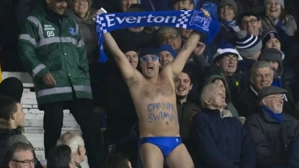 Aficionado del Everton apoya a su equipo en traje de baño
