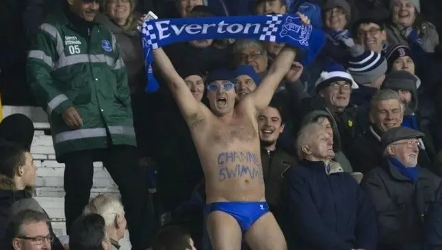 Aficionado del Everton apoya a su equipo en traje de baño