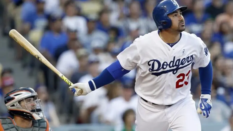 Titán conecta cuadrangular en paliza de Dodgers