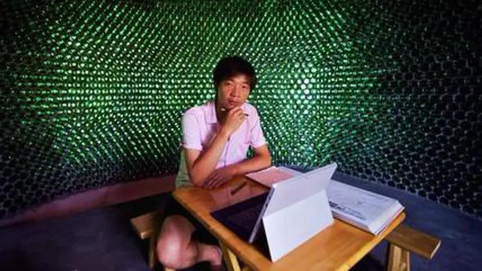 Hombre construye oficina con 8 mil 500 botellas de cerveza