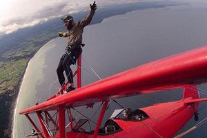 Jugador de NFL camina sobre un avión en pleno vuelo