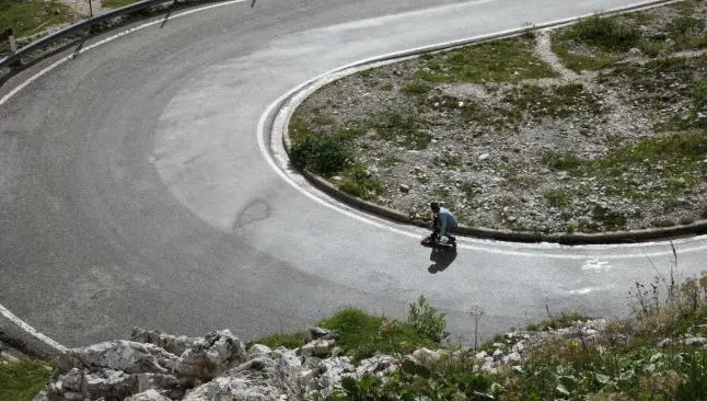 Así se vive un descenso de longboard downhill