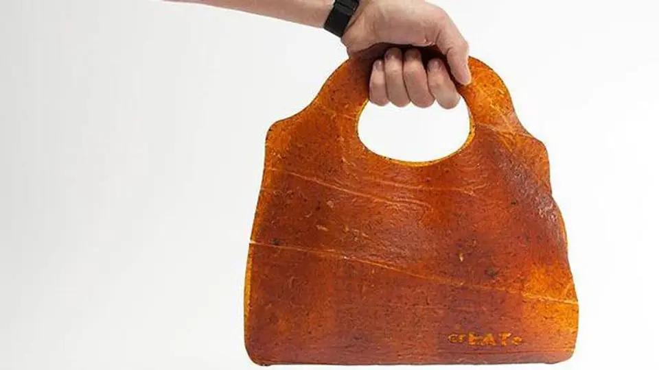 Crean bolsas de 'piel' con desechos de fruta