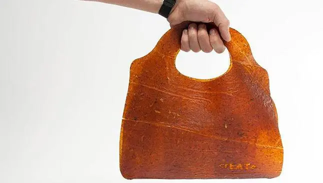 Crean bolsas de 'piel' con desechos de fruta
