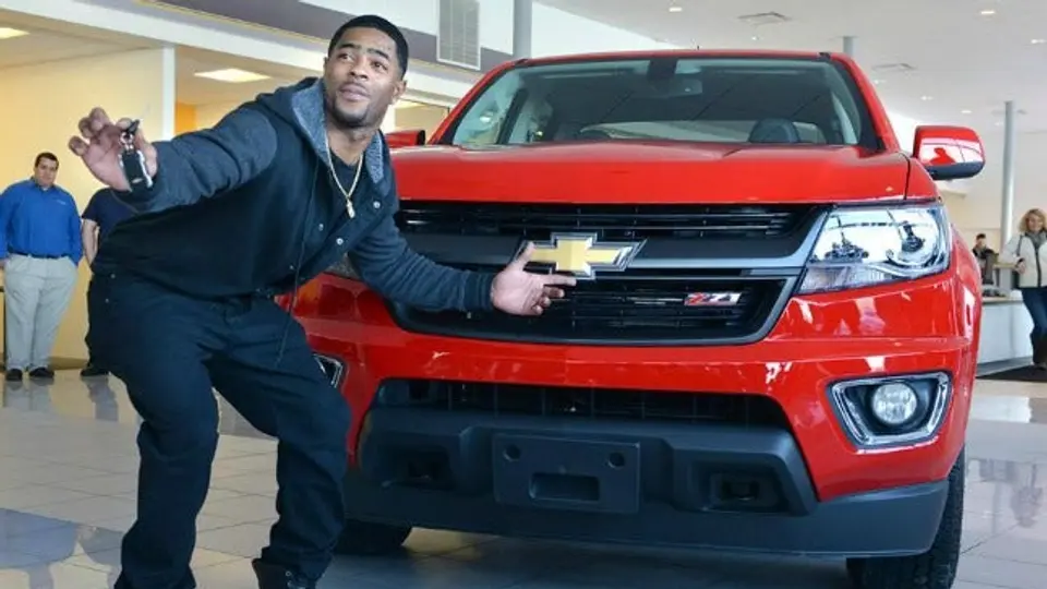 Butler presume camioneta que le regaló Brady