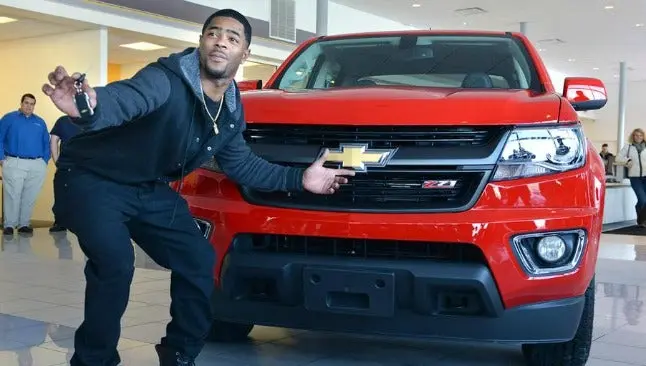 Butler presume camioneta que le regaló Brady