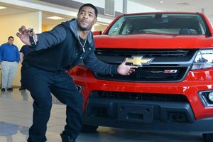 Butler presume camioneta que le regaló Brady