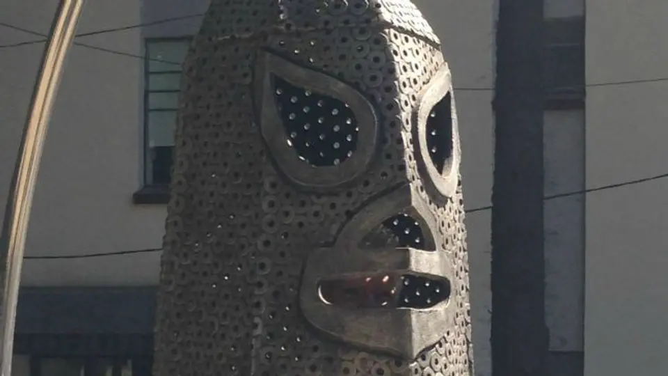 Escultura de la máscara de El Santo, robada en la Condesa