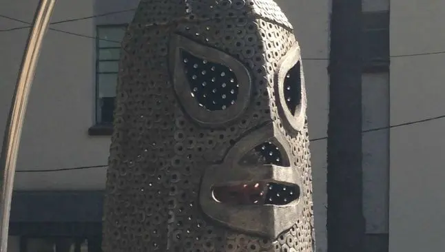 Escultura de la máscara de El Santo, robada en la Condesa