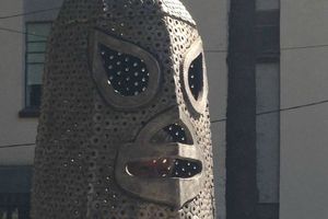 Escultura de la máscara de El Santo, robada en la Condesa
