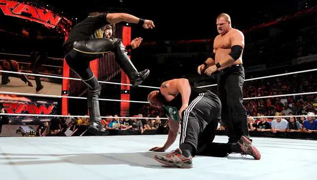 Seth Rollins se reconcilia con La Autoridad y ataca a Lesnar