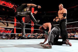 Seth Rollins se reconcilia con La Autoridad y ataca a Lesnar