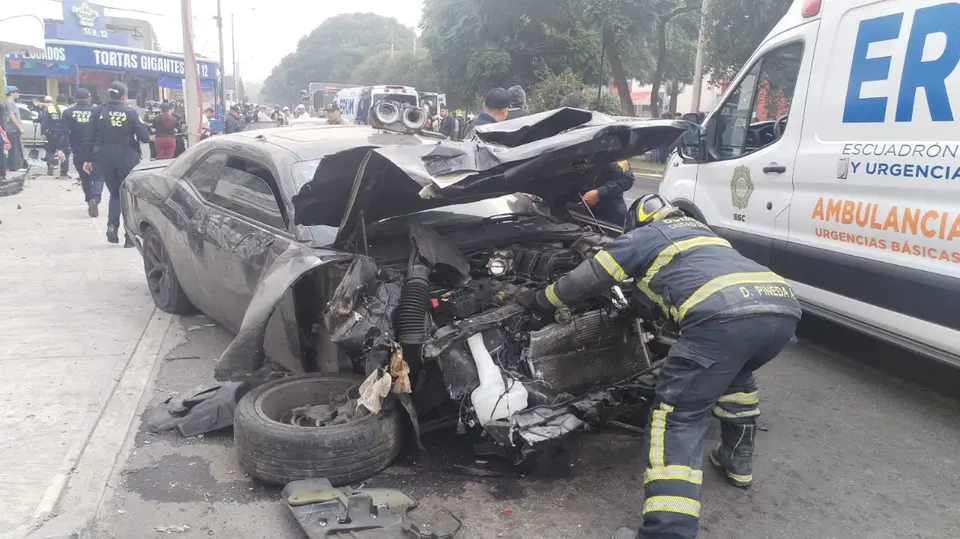 Así quedó el automóvil que se impactó contra el establecimiento Tortas Gigantes Sur 12, en Calzada de las Bombas. / X: @JefeVulcanoCova