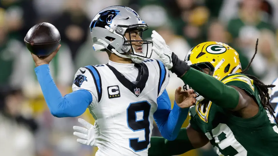 Defensivo de Green Bay buscando detener a Bryce Young | AP