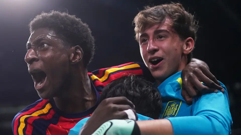 Festejo de España luego de coronarse campeones del mundo Sub-15 | X: @brfootball
