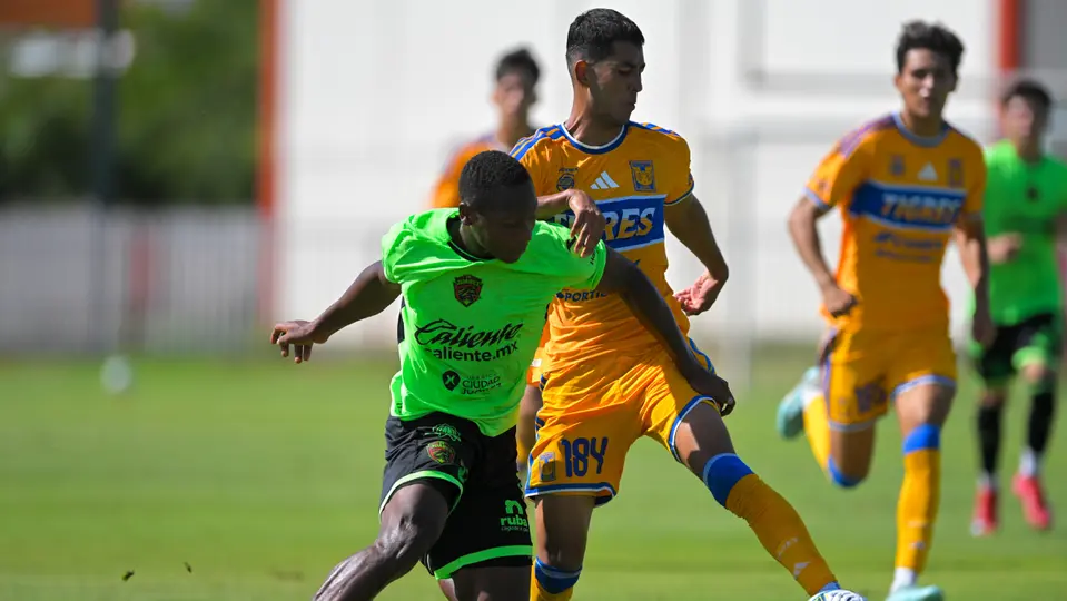 Israel Aceves, juvenil de Tigres, en partido | IMAGO7