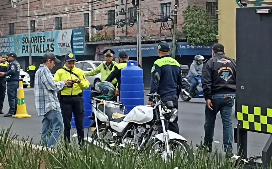 Estacionar una motocicleta en una banqueta o cruce peatonal puede generar una multa./especial