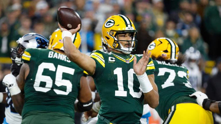 Jordan Love lanzando un pase de anotación ante los Panthers | AP