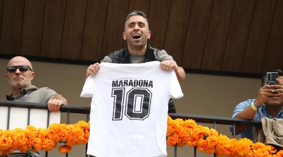 Aficionados argentinos con jerseys de Maradona y Messi en la llegada de Franco Colapinto al Autodormo Hermanos Rodríguez | AXEL FERNÁNDEZ