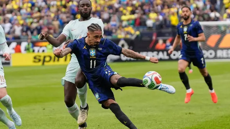 Raphinha en acción de juego ante Francia