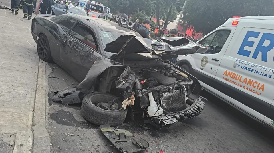 El automóvil terminó estrellado contra el establecimiento Tortas Gigantes Sur 12. / X: @NoticiasAbcd