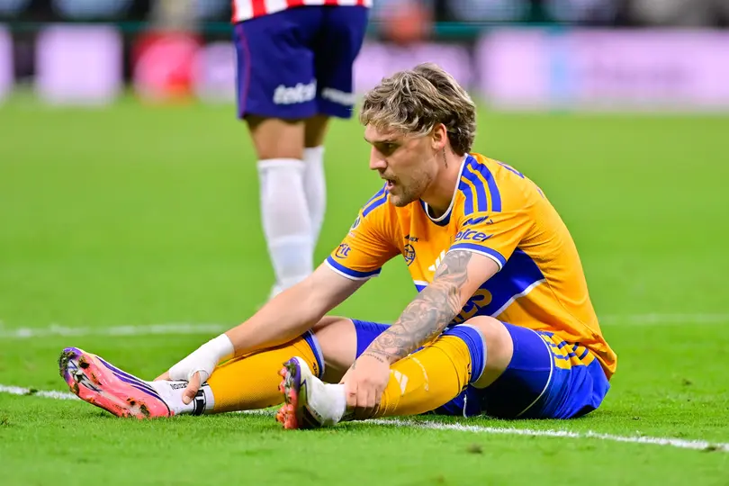 Emiliano Gómez sentado en la cancha l MEXSPORT